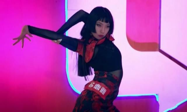  出奇|《这就是街舞》：王一博给队员送鞋，为留学员导师各出奇招