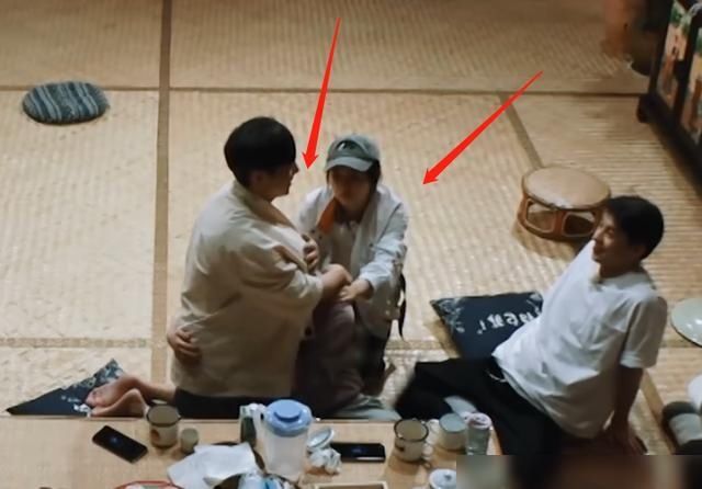  压力|欧阳娜娜压力有多大？节目中途躲进何炅怀里哭，还说每天都在失眠