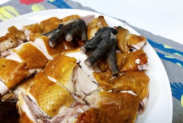  做法|买了很多年，现在才知道，熏鸡做法超简单，在家做干净又放心