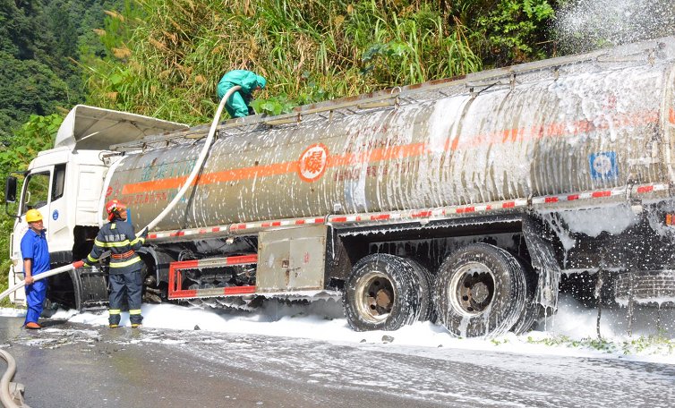  漏油|【突发】又是槽罐车侧倾漏油！近百名消防员赶赴现场处置