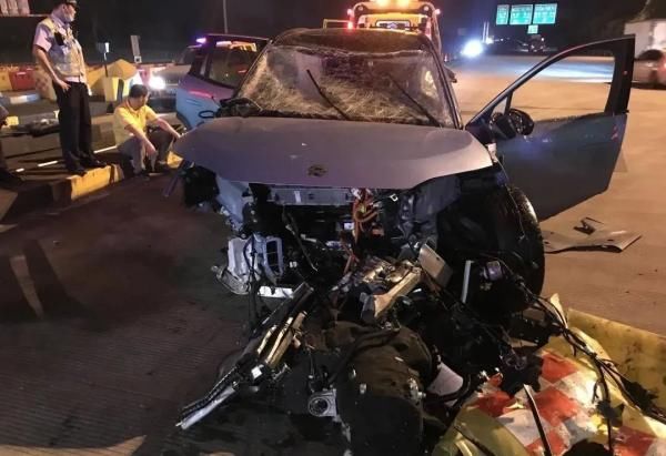  眯眼|开车时，一眯眼……