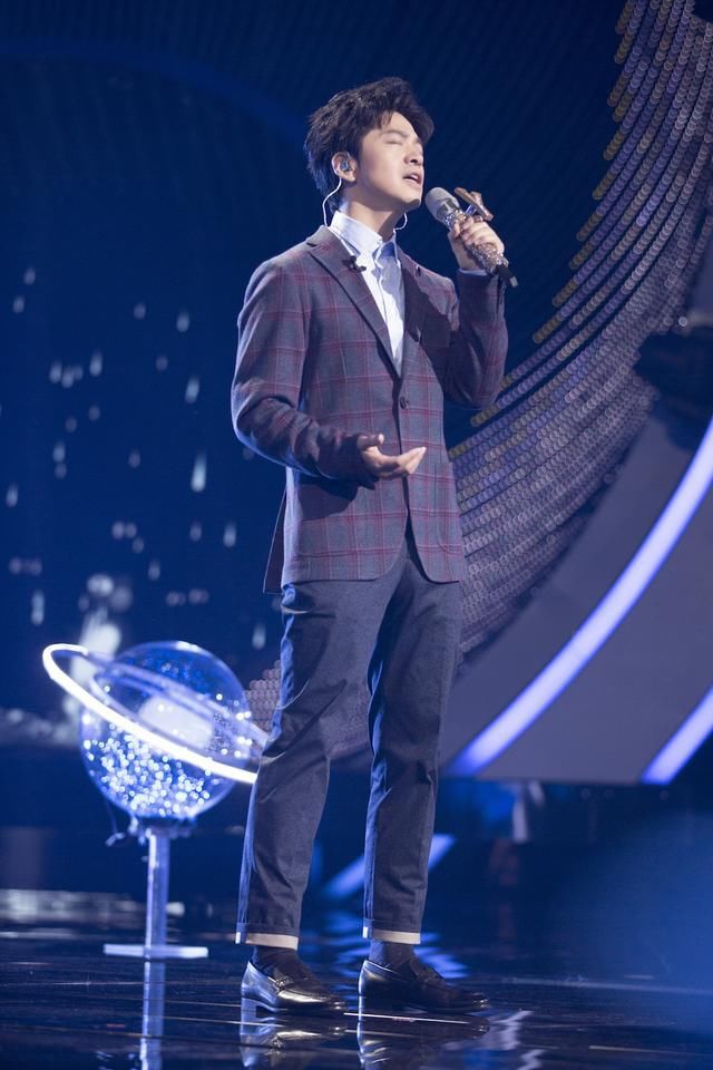  中国|光明优倍《中国梦之声·我们的歌》首轮竞演舞台开启 张信哲初试rap唱跳