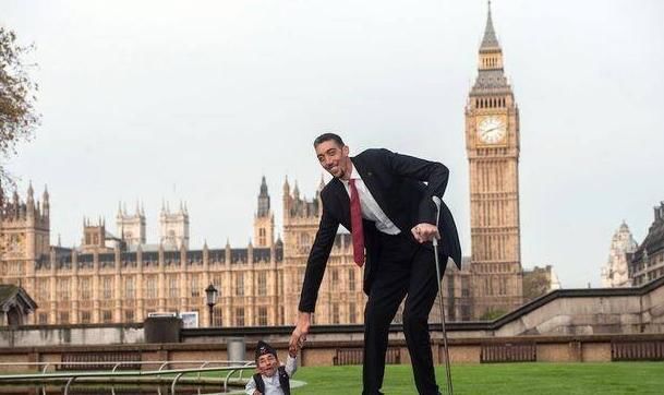 姚明|姚明站他旁边变1米7?世界第一巨人太高了,站着就能扣篮!