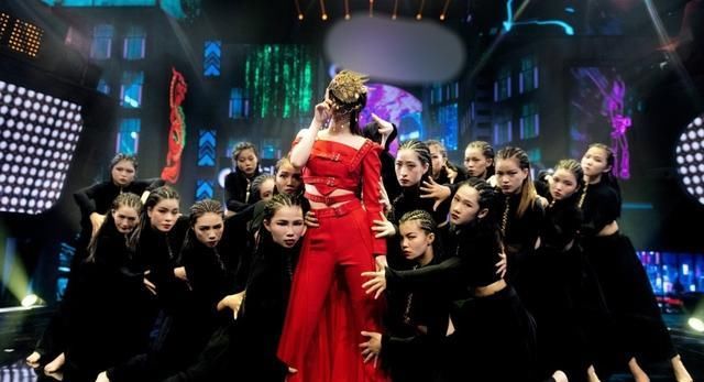  孟美岐|《蒙面舞王》首播尬夸硬捧，卖腰卖腿质量低，王一博孟美岐救不了