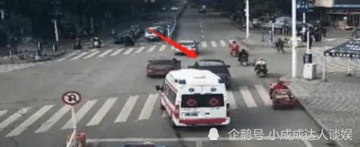 救护车|救护车鸣笛70秒着急救人，前边路虎一动不动，车主：是你你让？