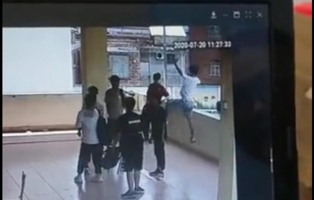  中学生|中学生楼道里模仿科比转身后仰跳跃投篮，身体翻出护栏意外坠楼