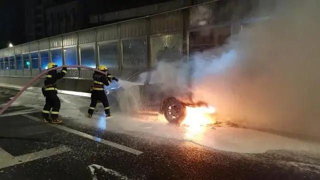  消防员|凌晨，小车高架上熊熊燃烧，后方堵车100多米