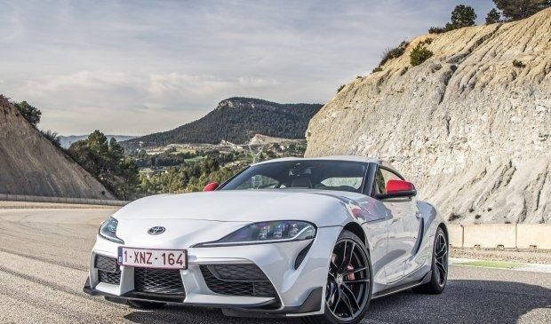  日产|日产400Z可或在2022年发布，这里那么多两门跑车，谁最拉风？