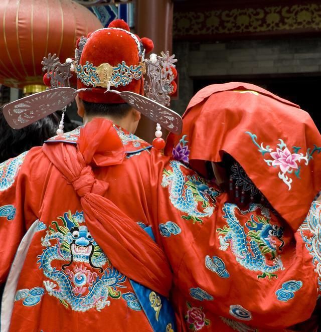 结婚|过去人们结婚时的彩礼是怎样的，原始社会只要一棒子即可