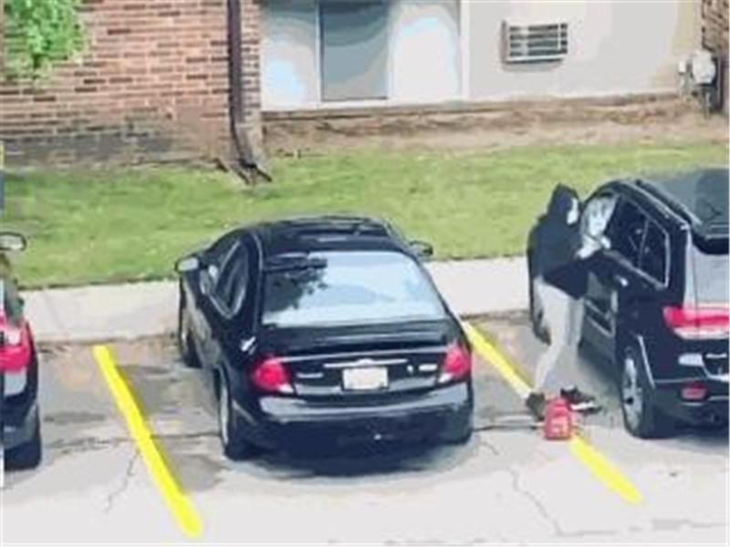 报复|女子为报复男友往车内泼汽油，点火时引火上身，网友：太作了！