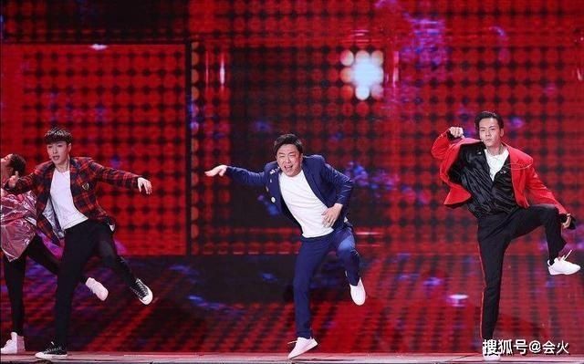 腿短|黄渤节目因腿短抱怨凳子高,脚下被垫两抱枕,同伴却无处安放长腿