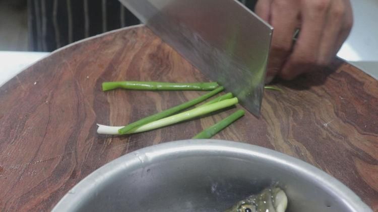 鲜辣|大厨分享线椒焖鲤鱼的经典做法,鲜辣开胃无腥味,好吃又下饭