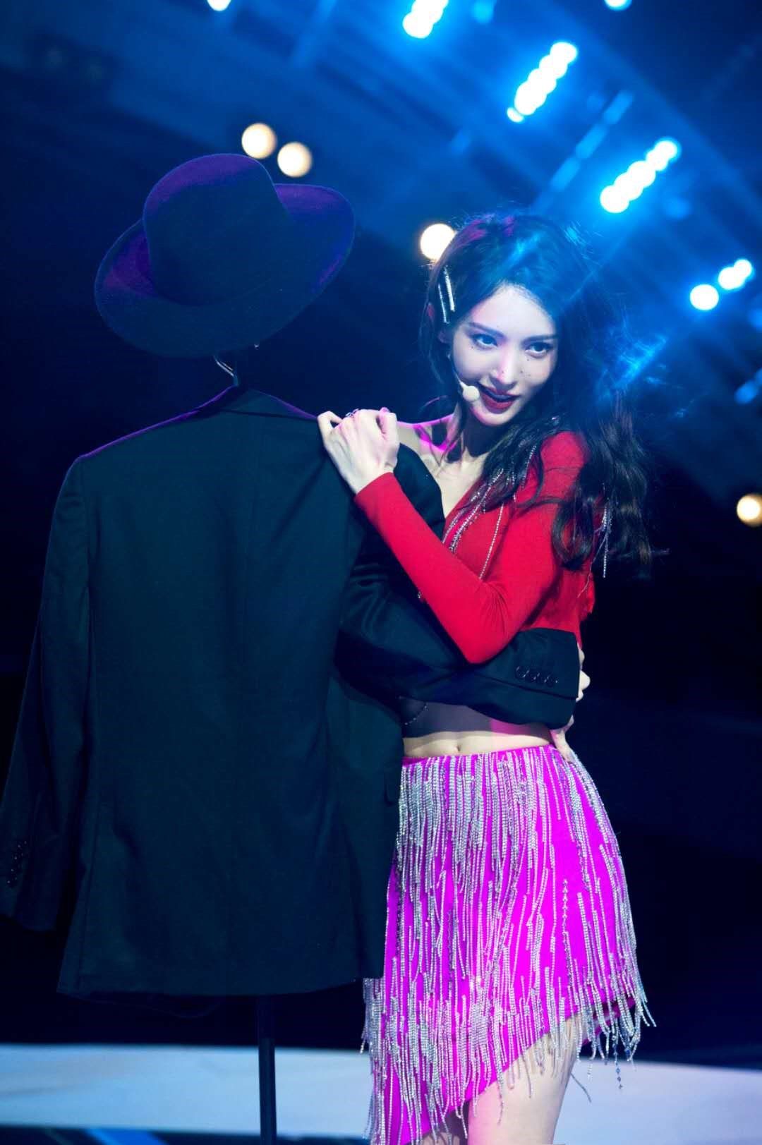  张力|金晨《情人》舞台大秀钢管舞 舞台张力再度爆发