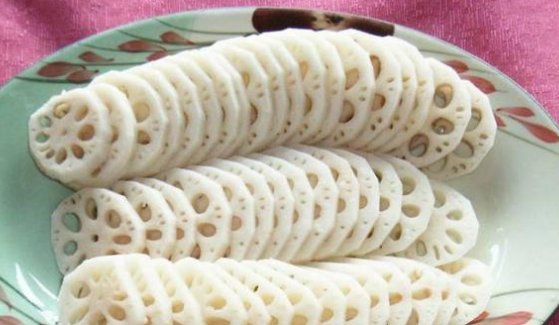  7孔|做凉拌莲藕先放醋还是先撒盐？大部分人做错了，难怪不爽脆还发黑