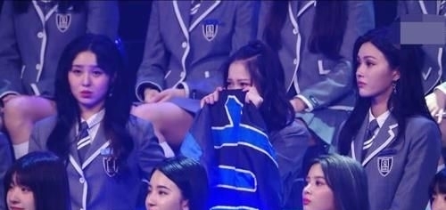  周梓|《青你2》喻言高位出道，有谁注意到台下周梓倩的表情？