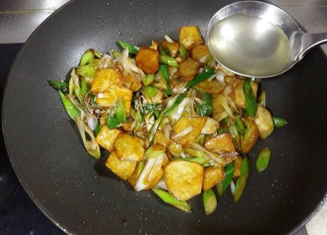  好吃|不起眼的土豆，我就爱用此食材烧，小窍门一用，香得给肉都不换