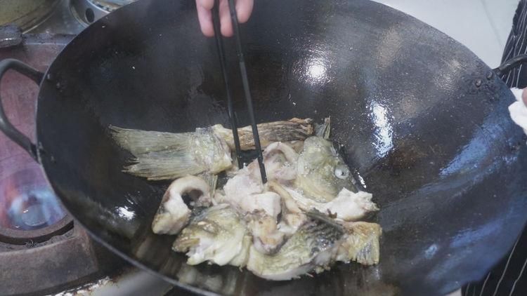 鲜辣|大厨分享线椒焖鲤鱼的经典做法,鲜辣开胃无腥味,好吃又下饭