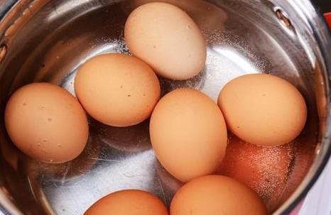  煮出来的鸡|煮鸡蛋只加水煮就错了，多加一味料，鸡蛋更香更嫩，壳一碰就掉