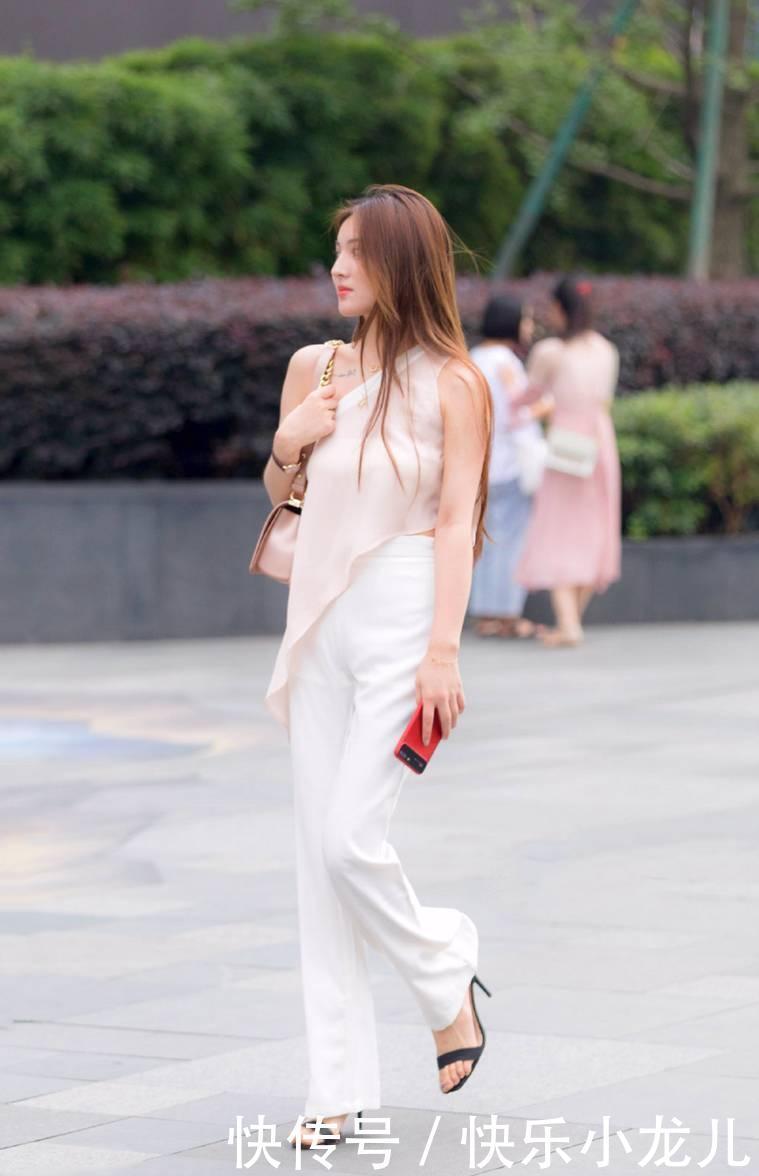 足够|爱穿短裤裙的美女,都对自己身材足够自信的,轻而易举穿出大气场