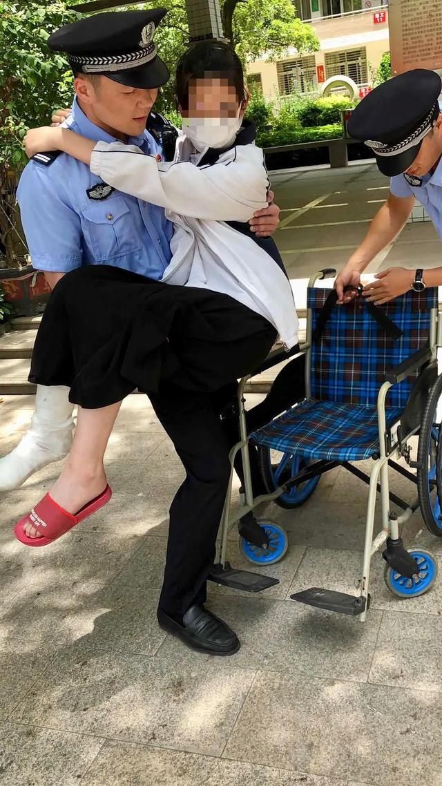  考试|暖哭！福建一女生骨折无法出考场，民警上演最美“公主抱”