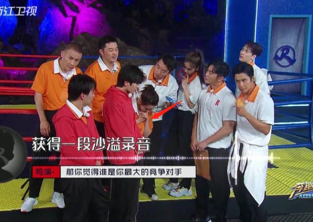  领口|《奔跑吧》李沁嫌衣服领口太大，谁注意到她的救场方式？难怪会火