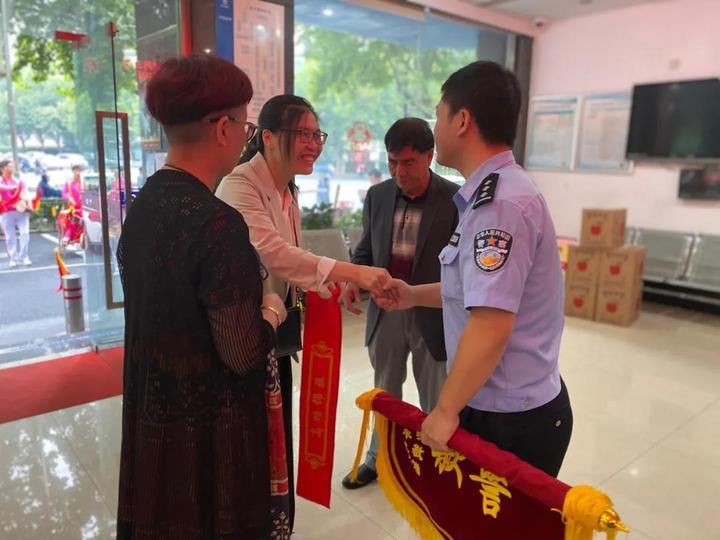 派出所|被骗的150万追回来了，他请来腰鼓队到派出所致谢
