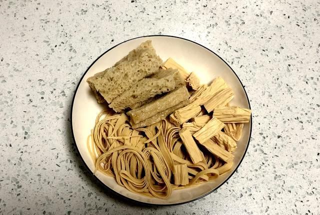 太贵|麻辣烫太贵吃不起，教你正确做法，10元做1锅，夫妻俩人吃到撑