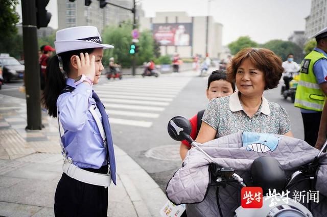  范儿|小小交警也很有范儿，走上街头为宣传文明交通助力