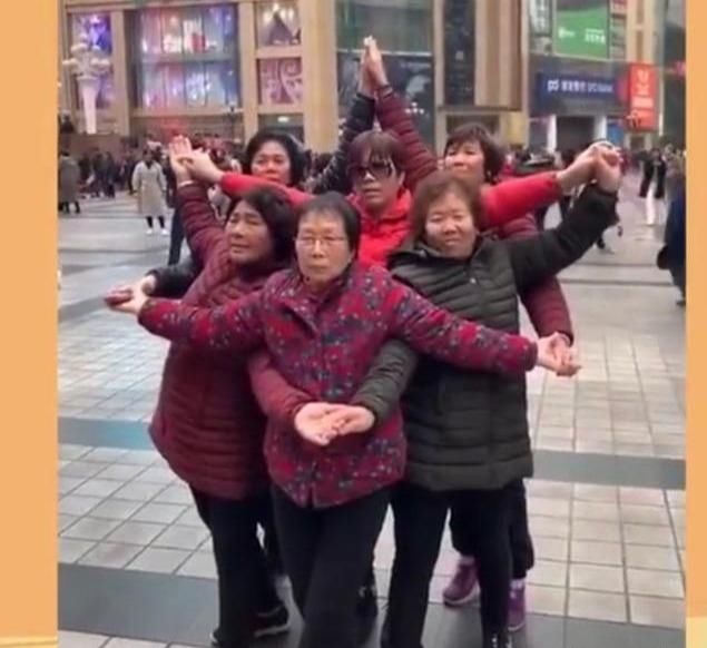  阿姨|本来以为三十而已在模仿阿姨拍照，结果是在时髦地模仿blackpink