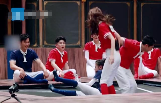  悄悄|宋祖儿挑战端水，李晨郑恺都在捣乱时，谁注意蔡徐坤悄悄做了什么？