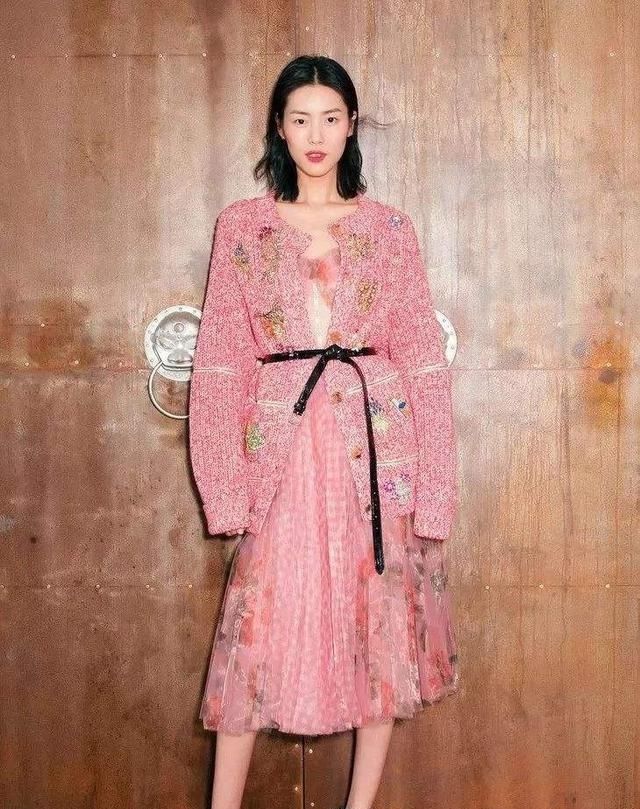 显白|黑黄皮就不能随心所欲穿衣?参考佟丽娅的选色技巧,让你显白N倍