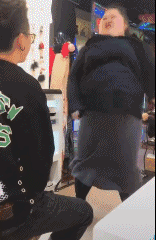 GIF|搞笑GIF：哈哈，被别人看到尴尬了吧？