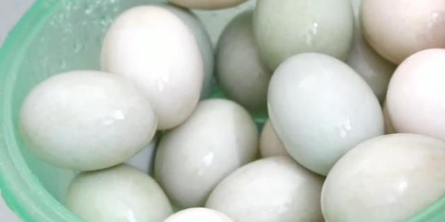  学会|腌咸鸭蛋，学会这个简单方法，7天就能吃，个个起沙流油