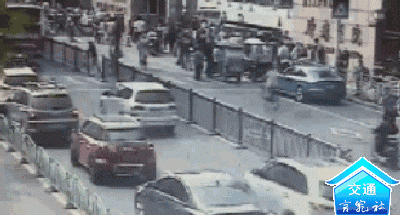  有人|突发！荆门一男子驾车冲入湖中，车上载着母亲！紧急关头，有人跳湖救人