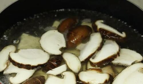  鲜香|煮鱼汤，掌握这两个要点，鱼汤奶白没腥味，鲜香营养超好喝！