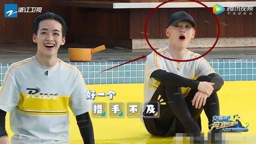  金发|染发不让录节目，有谁注意周震南咋藏金发的？掉水里后直接笑晕了