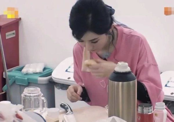  桃子|赵丽颖处理食材发现“烂桃子”，林大厨想扔掉，而她的做法好圈粉