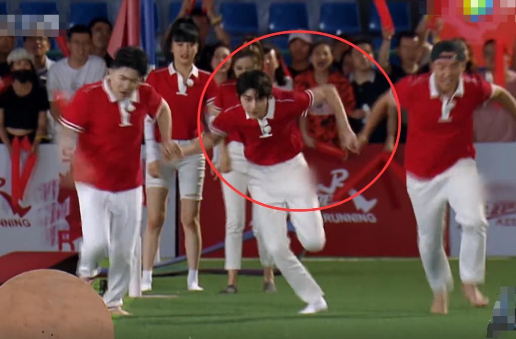  蔡徐坤|蔡徐坤为赢，张大大跑不动也拉着他向前跑，谁注意张大大的跑姿？心疼我坤