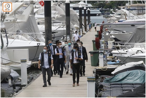 手铐|现场曝光！黎智英被押往搜证，双手戴手铐、多名警员押解，有人痛斥“世纪大汉奸”