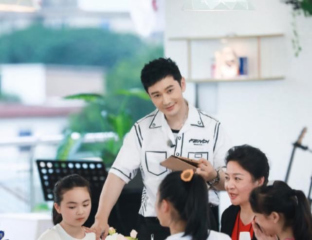  嘉宾|《中餐厅》迎来重量嘉宾，黄晓明称其“偶像”，赵丽颖也热情迎接