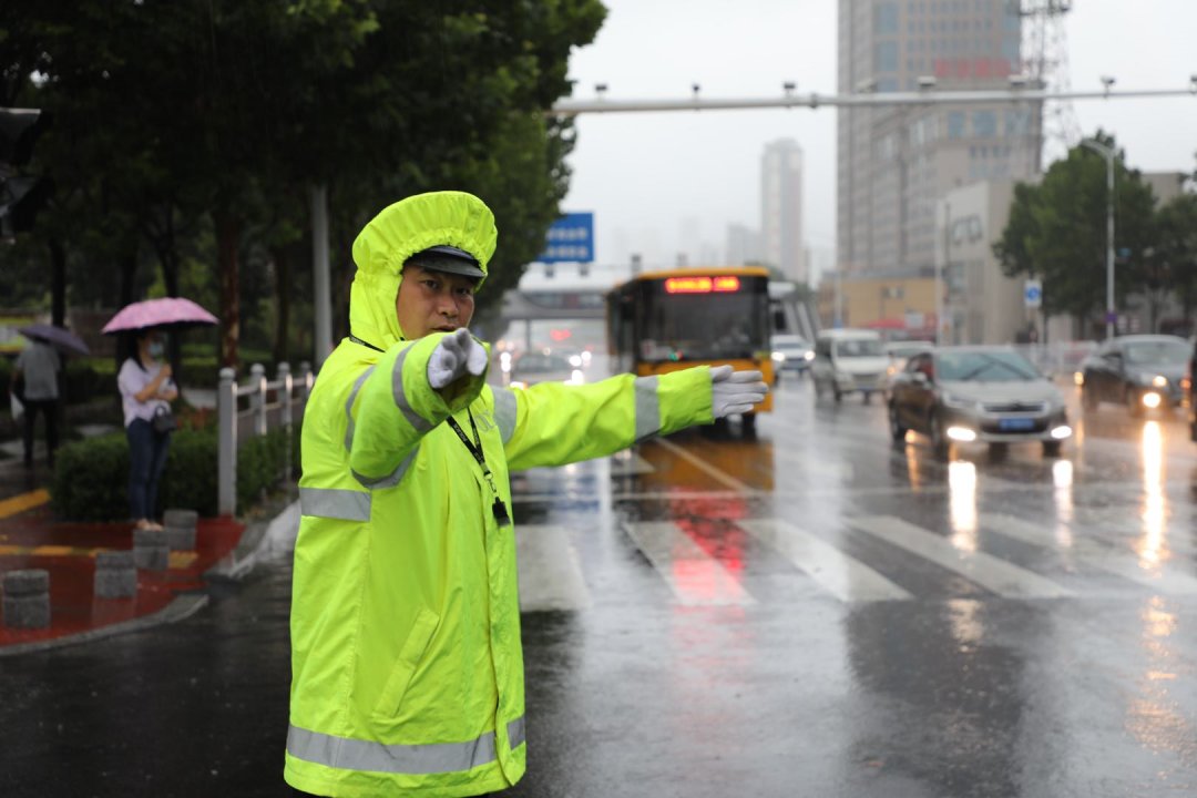  风雨|烟台交警，风雨中的逆行者！