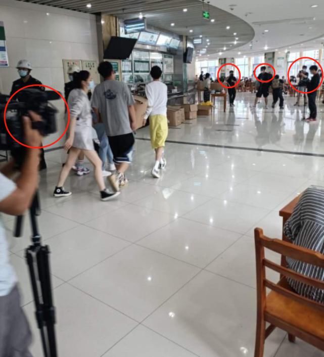  情况下|原来《中餐厅》是这样拍出来的，人墙前面和各大角落全都是摄影师