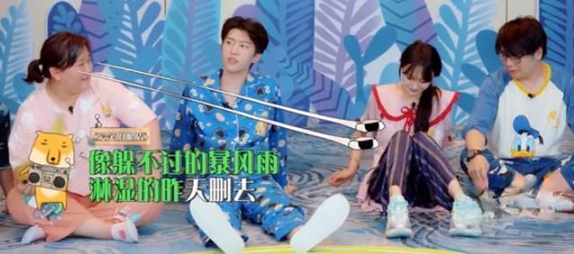  喝水|这是什么操作？郑爽录节目全程玩手机喝水也作假，还被建议留下？