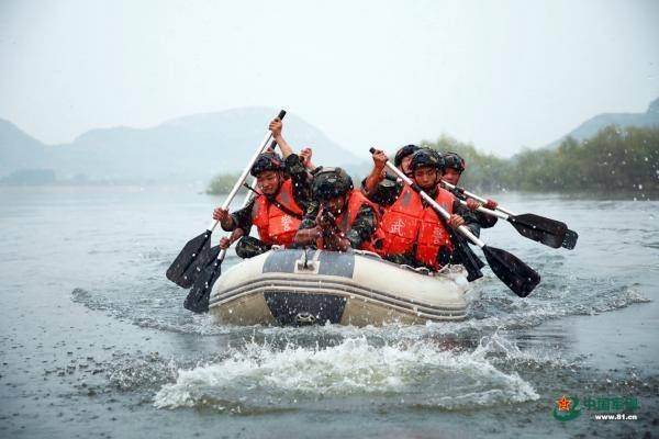 燃爆|特战队员跋山涉水 “魔鬼周”燃爆仲秋