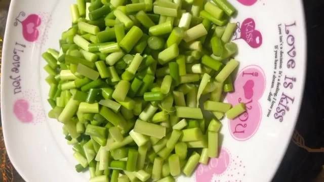  油腻|蒜薹炒肉末，咸香味美不油腻，做法简单营养丰富，米饭的绝佳搭档