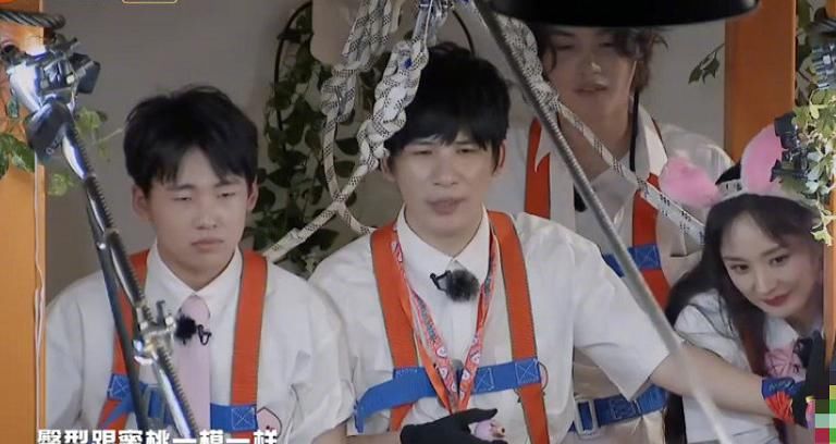  邓伦|《密逃2》邓伦过索道，成员都为他打气，大张伟的关注点却不一样