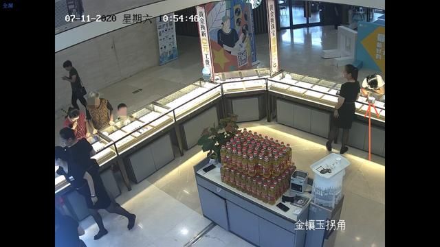 枚金镶玉戒|一姑娘商场逛街，逛着逛着就把手伸进了裙子里……