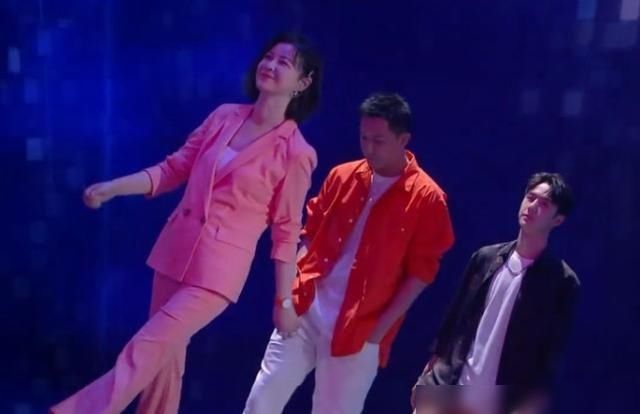  够感受到|王一博来《快本》串门，谁注意何炅对他的个人介绍？这也太会了吧