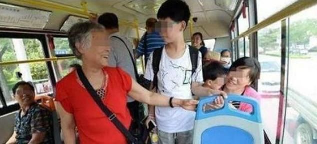 脸红|六旬老太怒摔书包，只因嫌男孩“让座慢”，孩子一番话让老人脸红