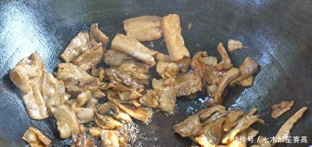 五花肉|尖椒炒五花肉,肥而不腻,色香味俱全,晚饭这一个菜就够了!